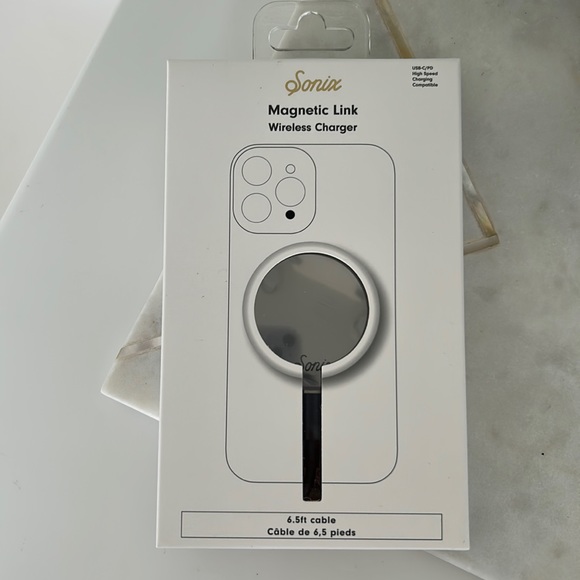 Sobix Magnetic Wireless Charger - Picture 2 of 4